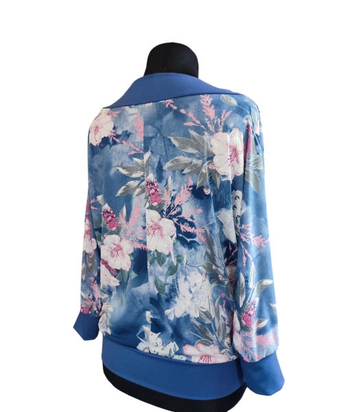 Kwiecista bluzka z rękawem 3/4 kimono - lejący drapowany dekolt